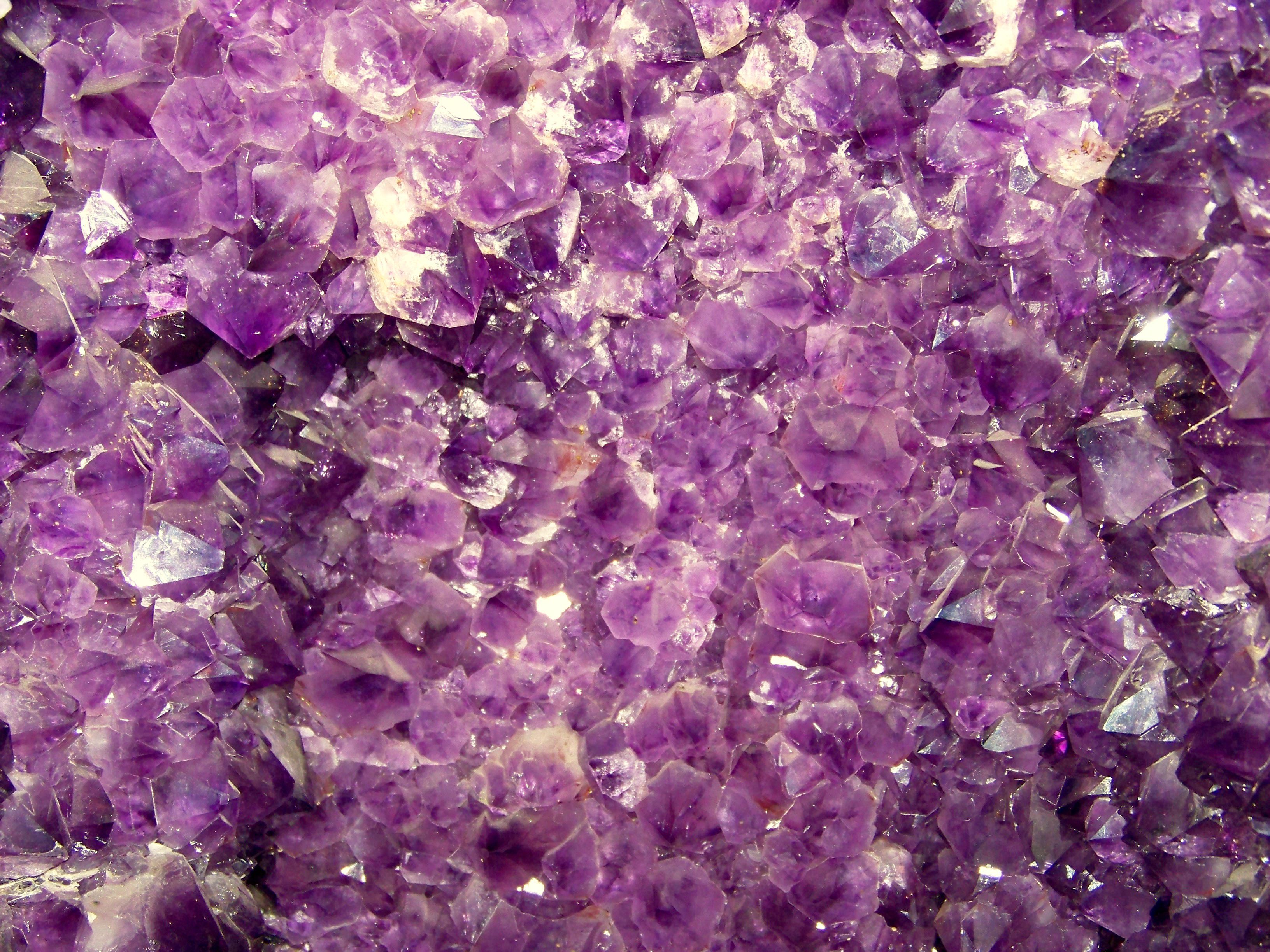 Cerca de cristal púrpura