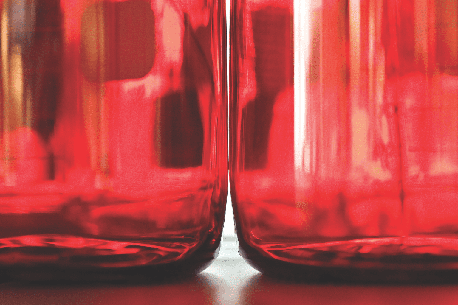 Dos recipientes de líquido rojo.