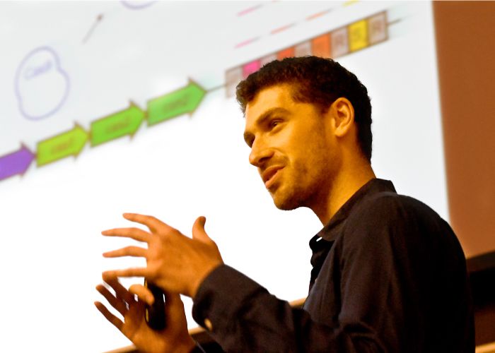 Joshua Model dando una charla en el Simposio de reescritura de genomas