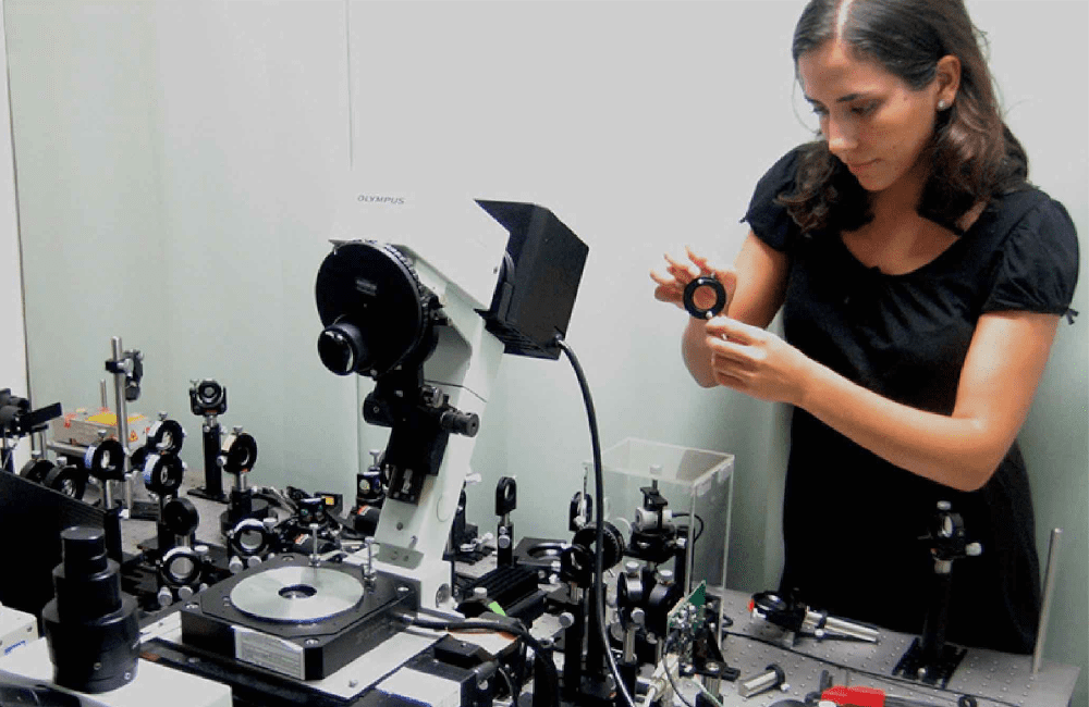 Professor Markita Landry in front of a microscope
