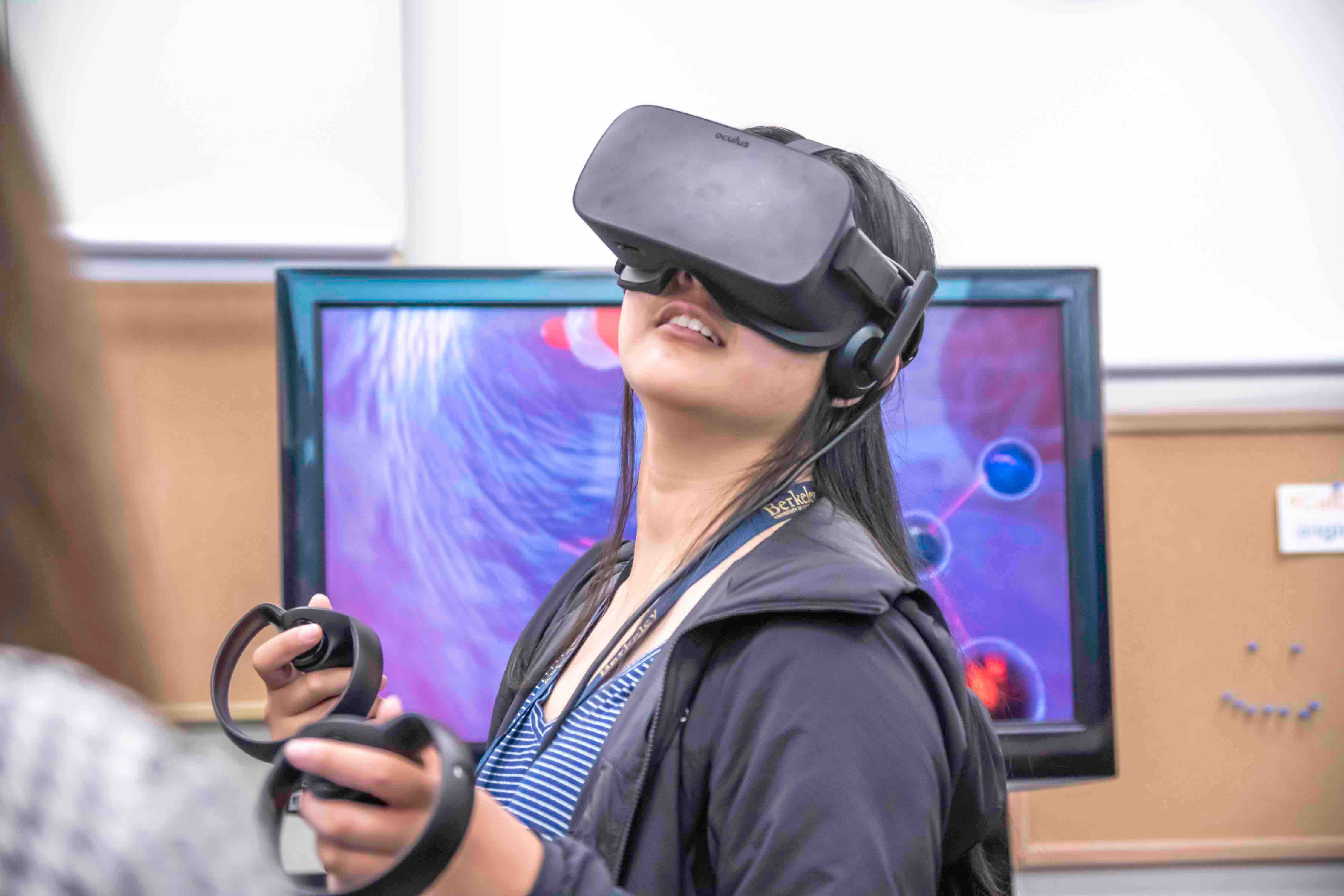 Chica con casco de realidad virtual en