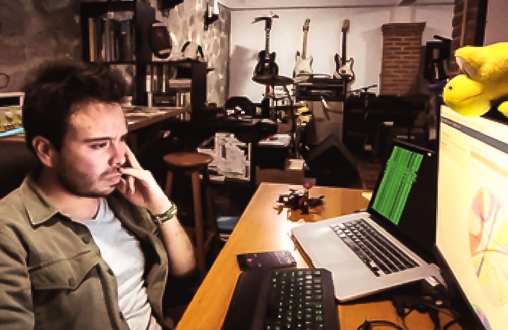 Héctor Sánchez sentado frente a una computadora