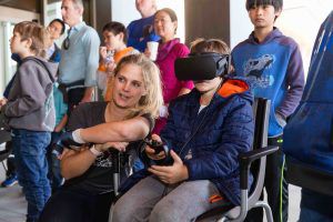 foto de Beeke Weinart ayudando a un niño a usar un sistema de realidad virtual