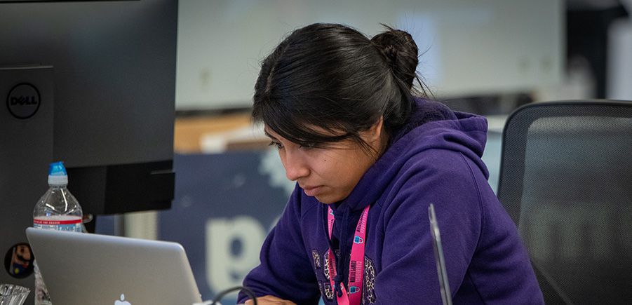 Mujer, estudiante de POC en una computadora portátil.