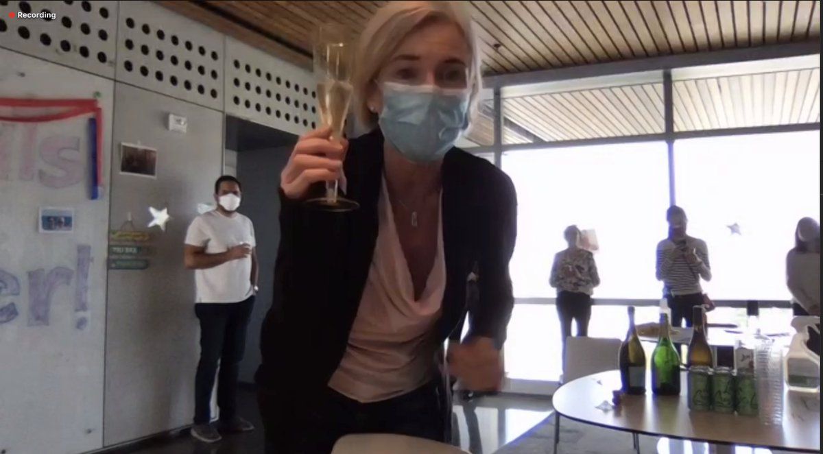 Jennifer Doudna 戴着面具，手里拿着香槟。