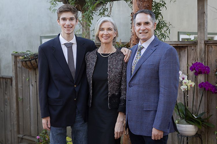 Jennifer Douda con su esposo e hijo