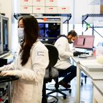 两位在加州伯克利创新基因组学研究所临床实验室工作的科学家