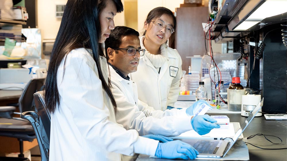 Científicos que estudian la variante Omicron del SARS-CoV-2 en los Institutos Gladstone