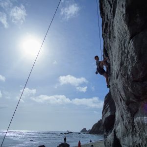 Chris Baehr escalando una pared de roca