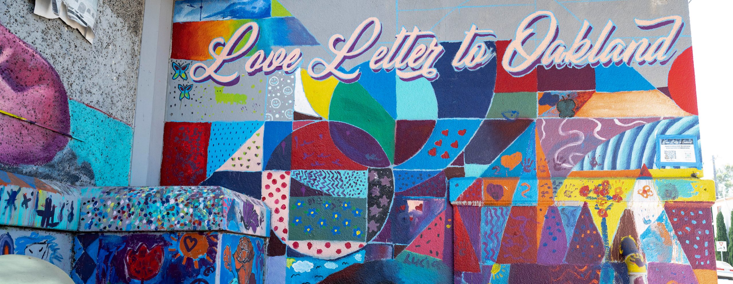 mural que dice "Una carta de amor a Oakland"