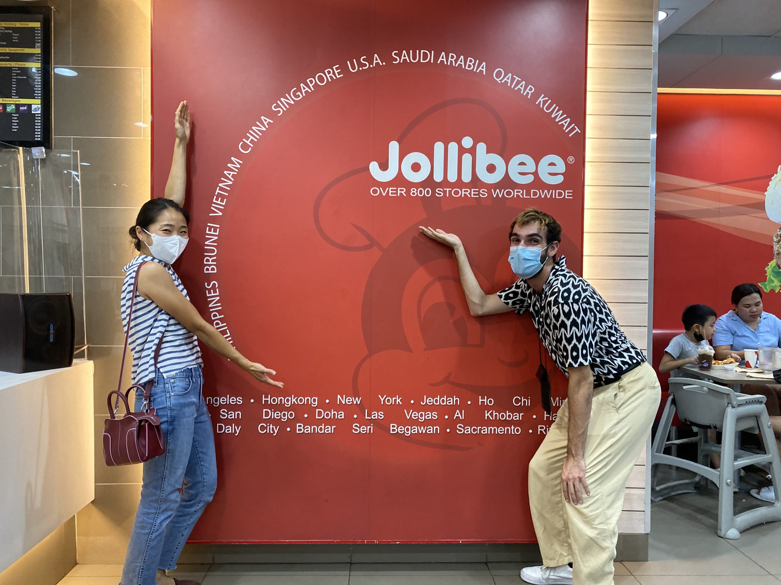 Ellen Rim y Nicholas Karaviolas en las afueras de Jollibee en Filipinas