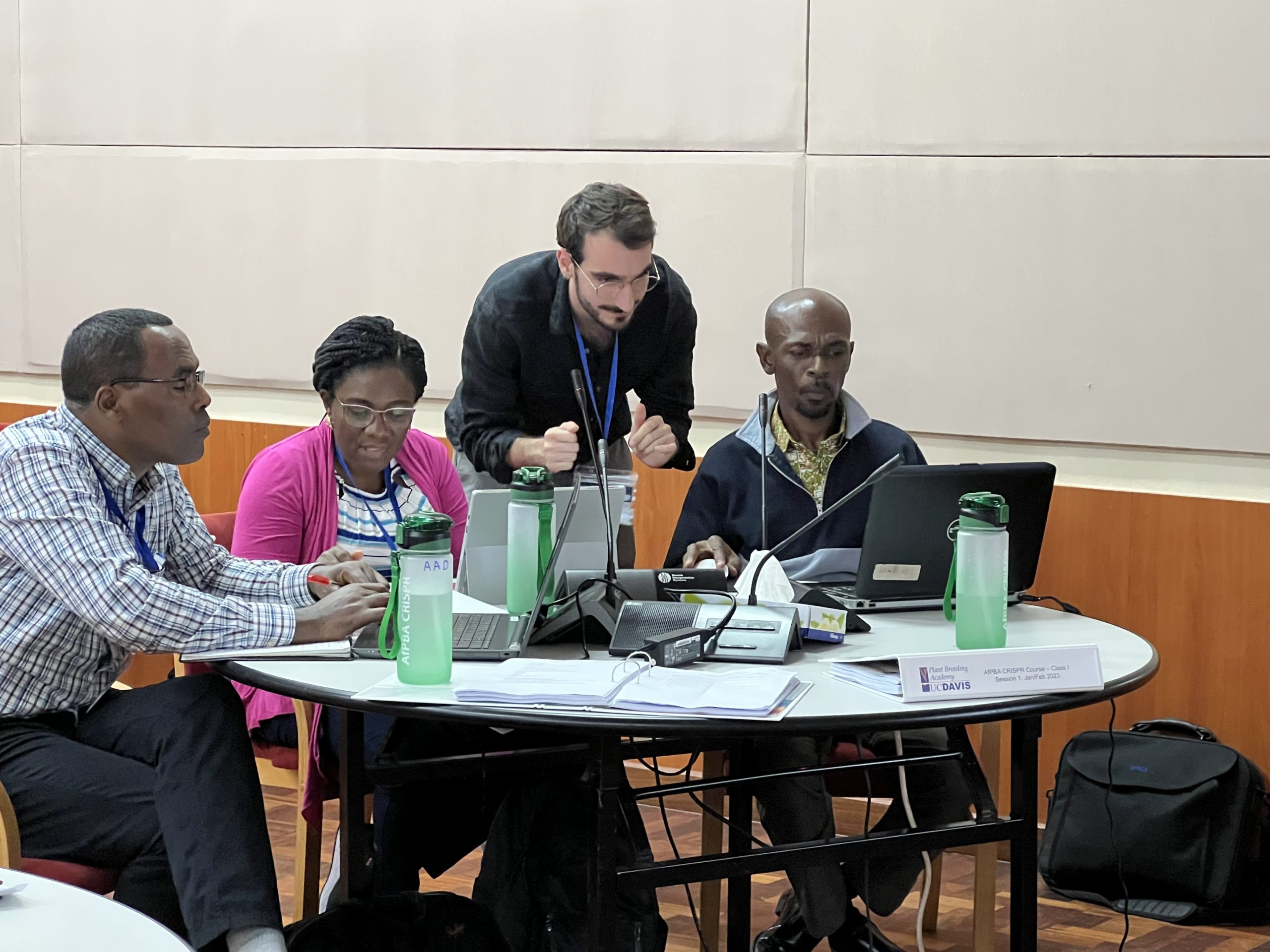 研究人员在餐桌上讨论 CRISPR。 从左到右：Allo Aman Dido，埃塞俄比亚生物与新兴技术研究所； Pamela Akin-Idowu，尼日利亚国家园艺研究所。 IGI 的 Nicholas Karavolias； 加纳生物技术和核农业研究所的 Andrew Sarkodie Appiah。