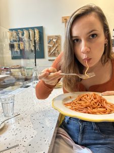 Kelsey Hern eating pasta at a pasta shop in Chicago