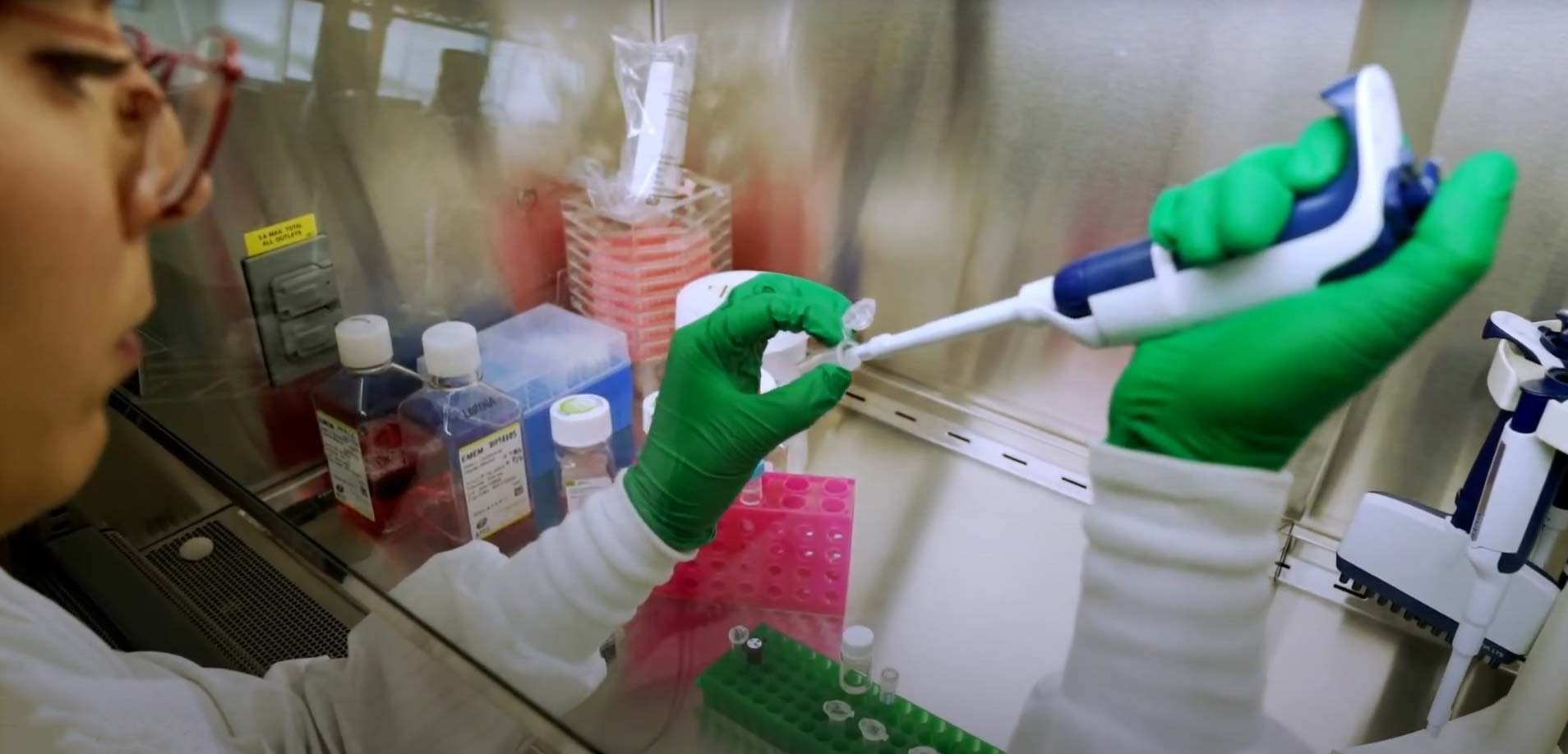 Still of Lorena de Oñate working in a lab