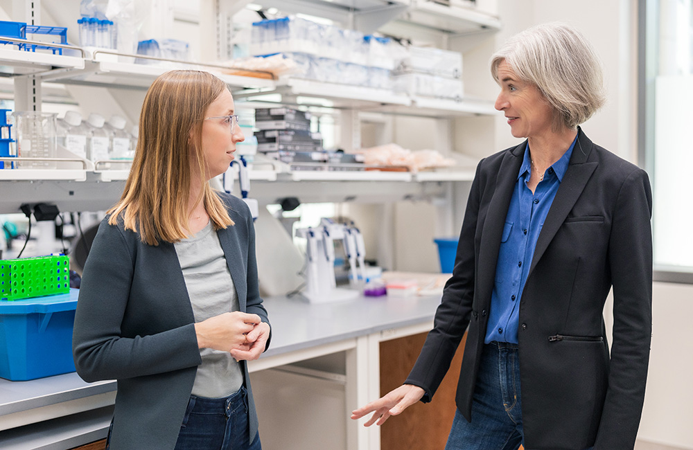 Jenny Hamilton and Jennifer Doudna in the WIES lab at the IGI