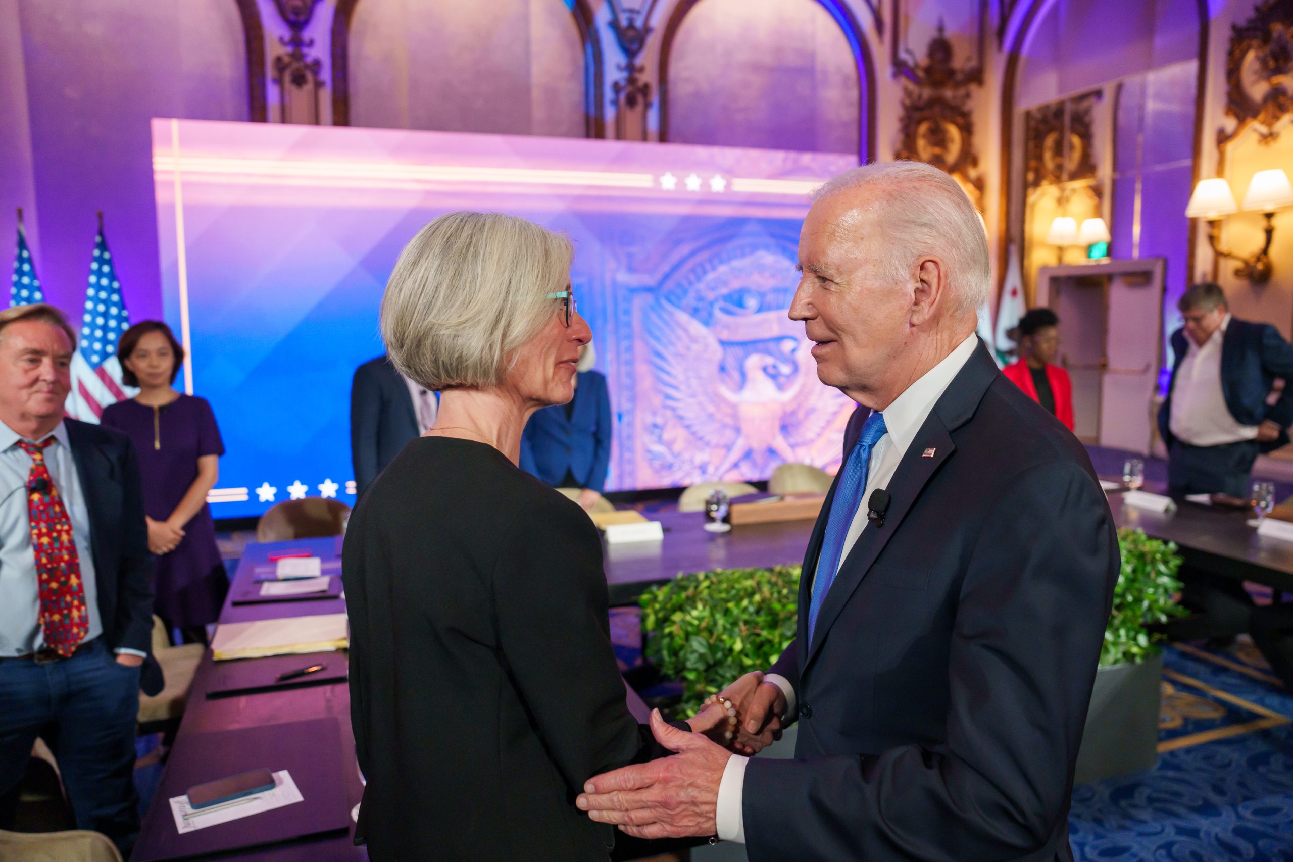 Jennifer Doudna shakes the hand of President Biden